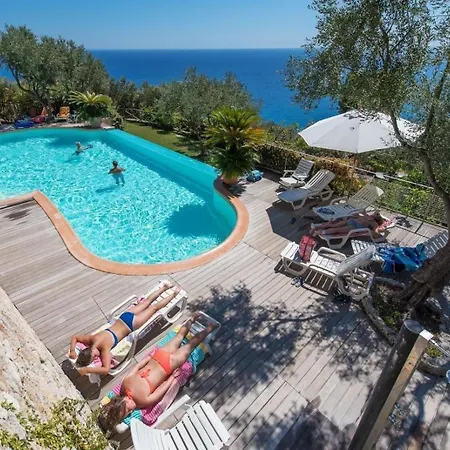 In Mit Terrasse, Gemeinsamem Pool Und Grill * Finale Ligure