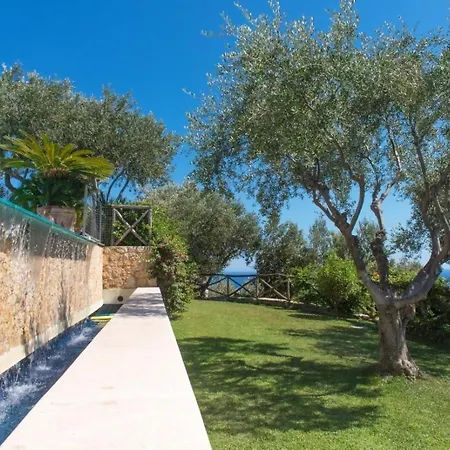 In Mit Terrasse, Gemeinsamem Pool Und Grill