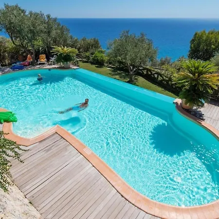 In Mit Terrasse, Gemeinsamem Pool Und Grill * Finale Ligure