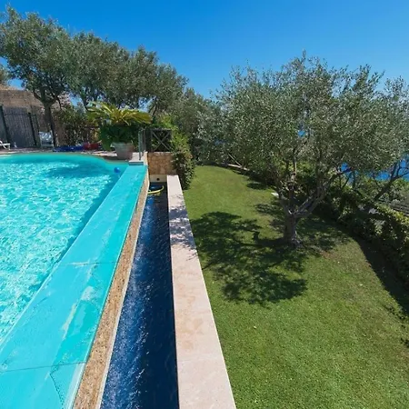 Apartamento In Mit Terrasse, Gemeinsamem Pool Und Grill